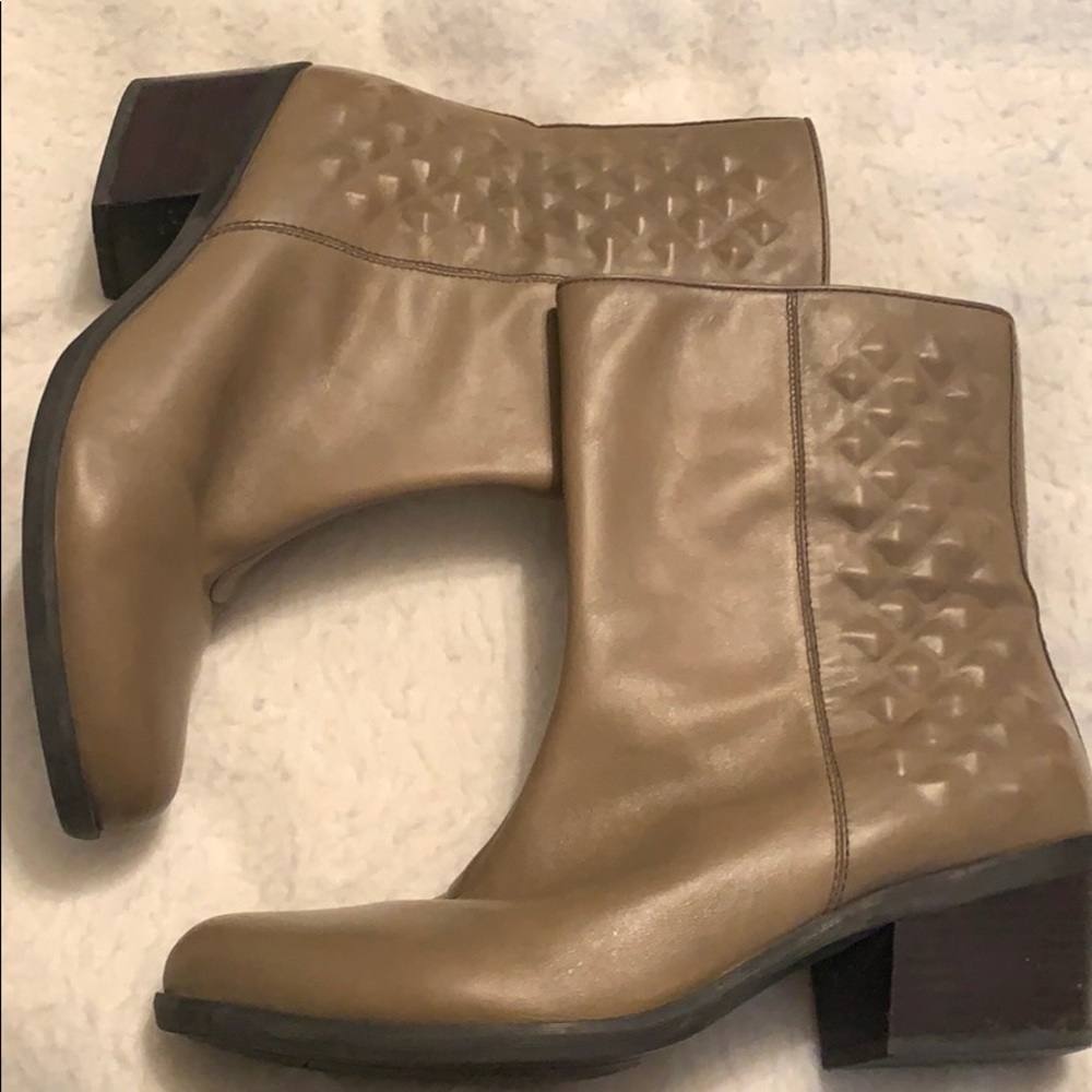 B. Makowsky Boots - Picture 2 of 8